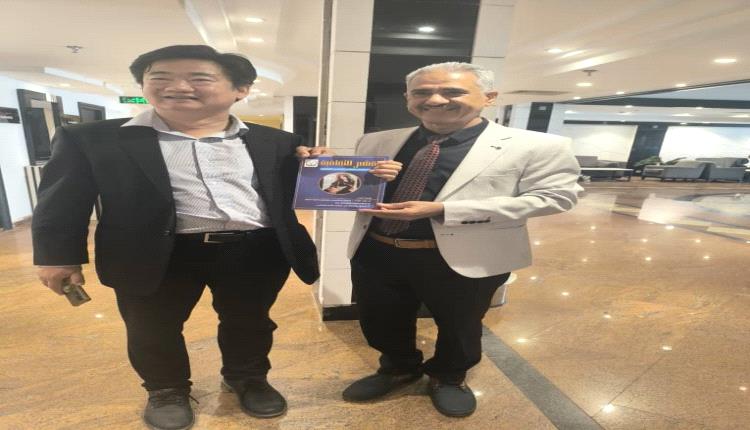 البروفيسور محمد الشعيبي يلتقي السفير الصيني في عدن ويهديه نسخة من مجلة "القشم الثقافية