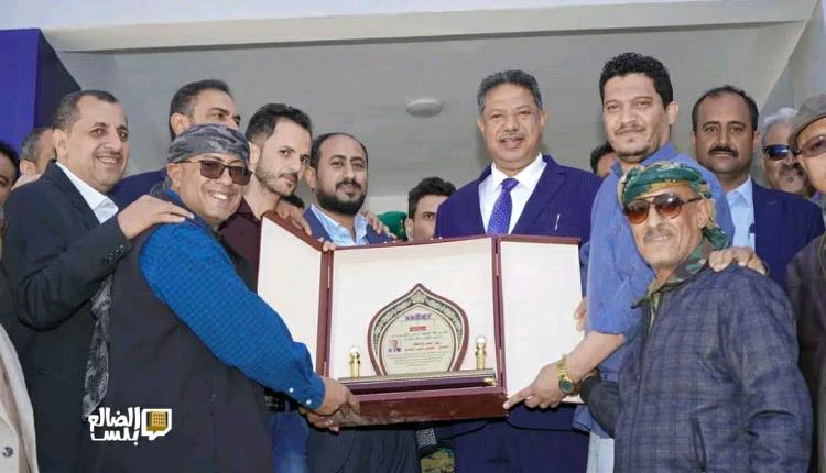 أُسرة شُهداء آل الشوبجي تكرم الشيخ محسن القشم تقديرًا لعطائه المستمر ومواقفه الوطنية النبيلة