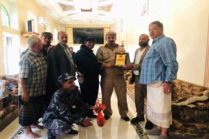بحضور الشيخ محسن القشم" محافظ الضالع ومدير عام الشعيب يكرمان مدير شرطة الشعيب بدرع الوفاء