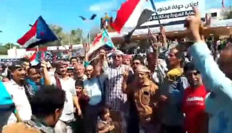 المستشار محسن القشم يشارك في الوقفة الإحتجاجية بساحة العروض بالعاصمة عدن